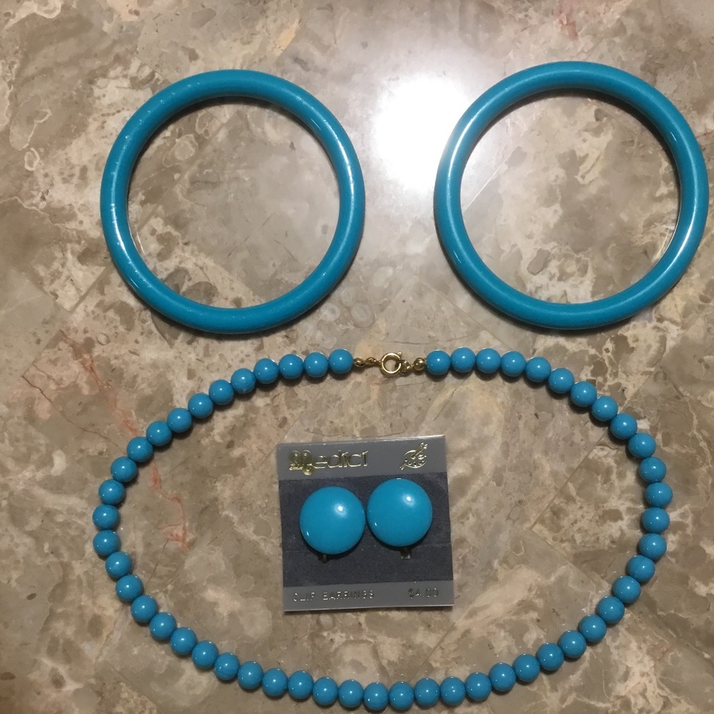 Vintage Costume - Turquoise Necklace, Clip Earrings, and 2 Bracelets. - Picture 15 of 16